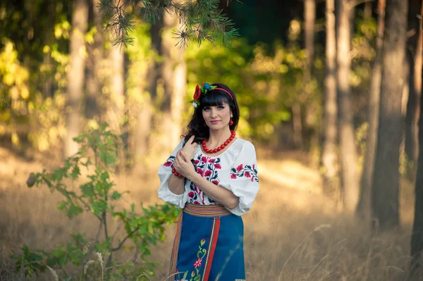 Jeune femme en vêtements ukrainiens nationaux — Photo