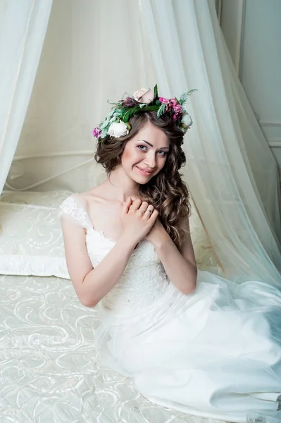Porträt der schönen brünetten lockigen Braut — Stockfoto