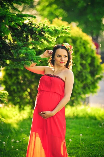 Femme enceinte posant — Photo