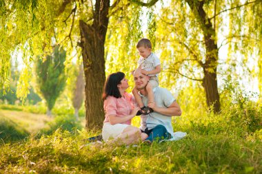 Mutlu neşeli genç Aile çocuk ile