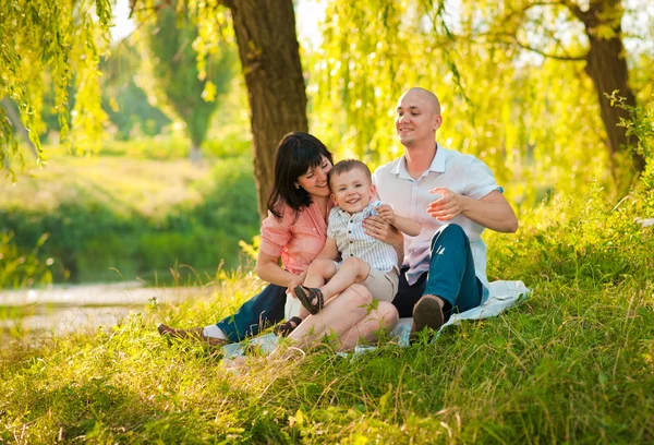 Feliz alegre familia joven con el niño —  Fotos de Stock