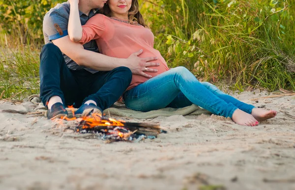 Schwangere Frau und ihr Mann — Stockfoto