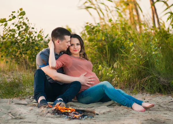 Беременная женщина и ее муж семья — стоковое фото