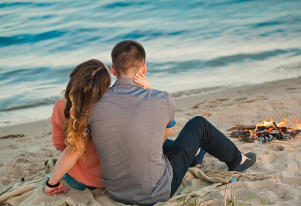 Casal amoroso sentado na praia — Fotografia de Stock