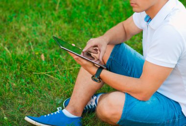 dokunmatik yüzey dışında kullanan genç adam