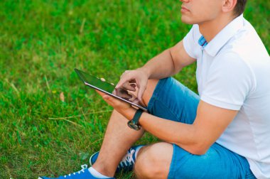 tablet bilgisayar tutan genç adam