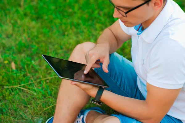 genç adam bir dokunmatik yüzey kullanma 