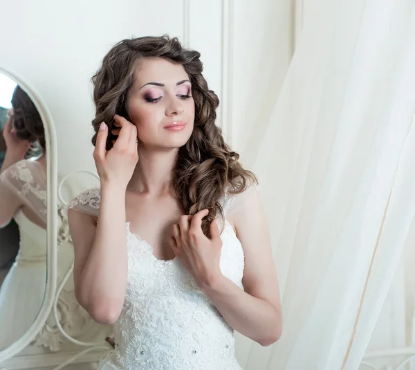 Beautiful bride brunette with  makeup — Stock Photo, Image