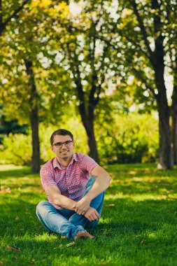 nedensel tarzı genç adam 