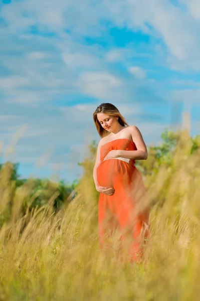 Fiatal Terhes nő a szabadban — Stock Fotó