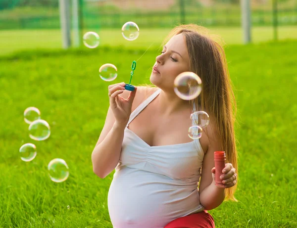 Szczęśliwa kobieta w ciąży z bąbelkami — Zdjęcie stockowe