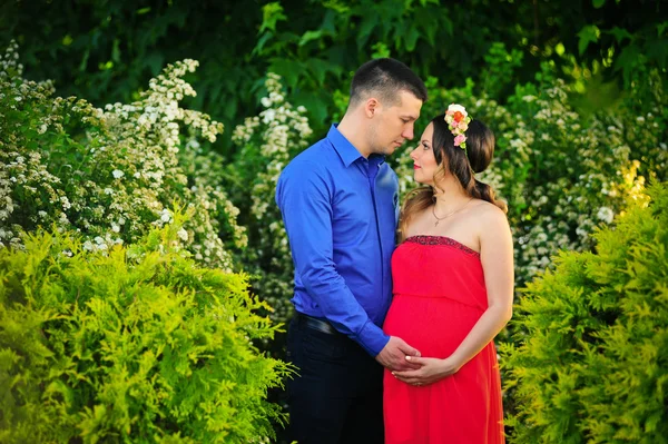Mujer embarazada y su familia marido —  Fotos de Stock