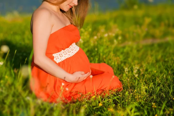 Healthy pregnancy outdoors — Stock Photo, Image