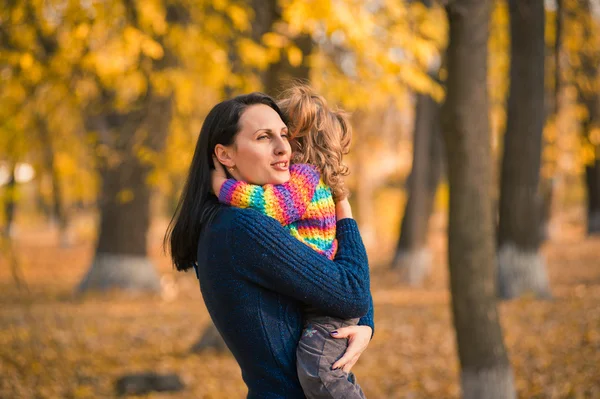 Junge Mutter und ihr kleines Mädchen Herbst — Stockfoto