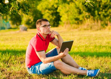 Modern insan sonbahar bir parkın dışında Tablet PC'yi kullanma