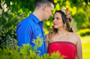 Mutlu kadın kocasıyla doğa üzerinde rahatlatıcı