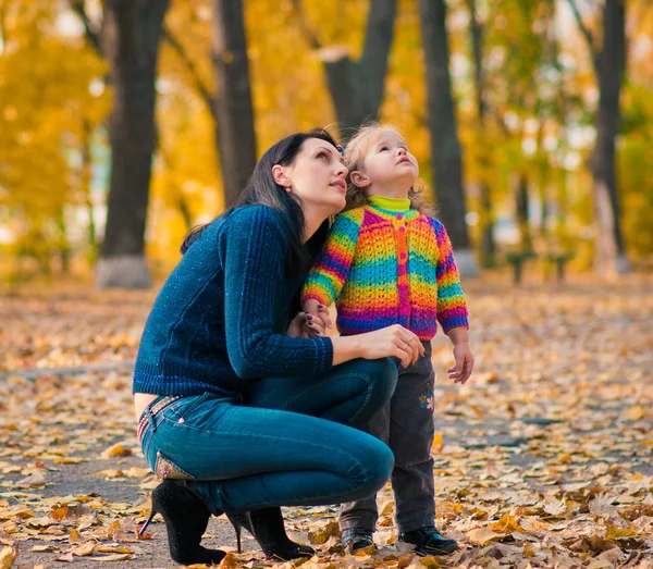 Lächeln Frau und kleine Tochter im Herbst Park — Stockfoto