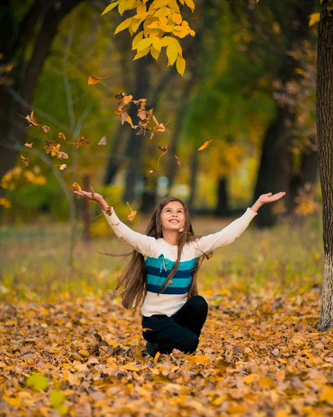 Otoño niña feliz con colorido otoño hojas cayendo —  Fotos de Stock