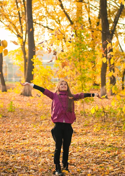 Uśmiechnięte dziewczyny z jesień klon liście na jesieni na zewnątrz — Zdjęcie stockowe
