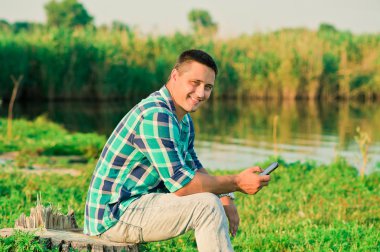  adam cep telefonundan arıyor