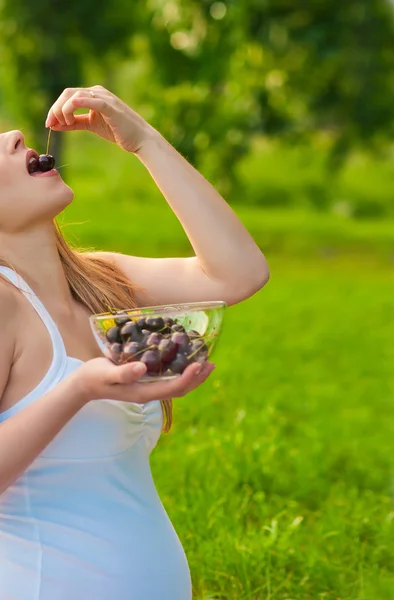 Jeune femme enceinte avec des fruits — Photo