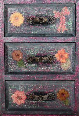 El yapımı mini göğüs üç çekmece ile çiçek vintage kağıt decoupaged el yapımı nesneleri dekore edilmiş farklı yöntemlerle Dekupaj