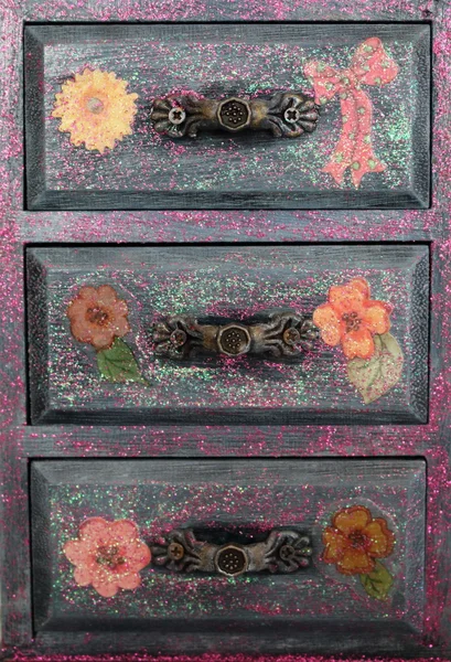 El yapımı mini göğüs üç çekmece ile çiçek vintage kağıt decoupaged el yapımı nesneleri dekore edilmiş farklı yöntemlerle Dekupaj