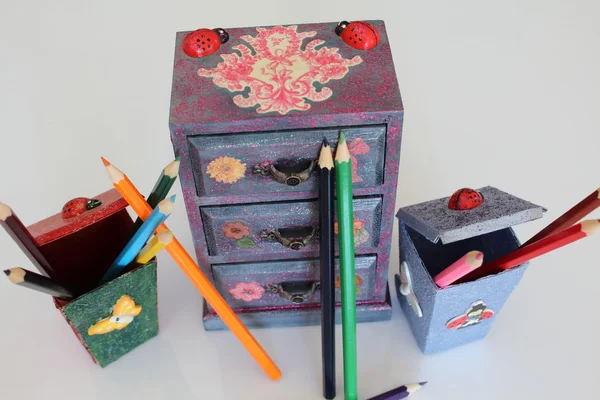 El yapımı mini göğüs üç çekmece ile çiçek vintage kağıt decoupaged el yapımı nesneleri dekore edilmiş farklı yöntemlerle Dekupaj