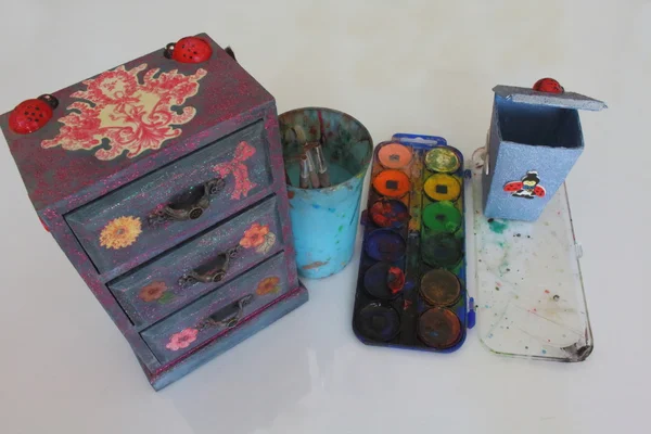A handmade mini chest of three drawers decoupaged with floral vintage paper, handmade objects decorated using different techniques of decoupage — Stock Photo, Image