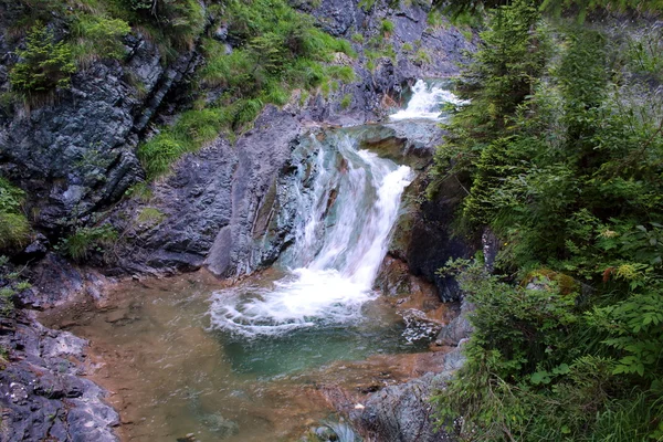 Wasserfälle in den italienischen Dolomiten bei Cortina — Stockfoto