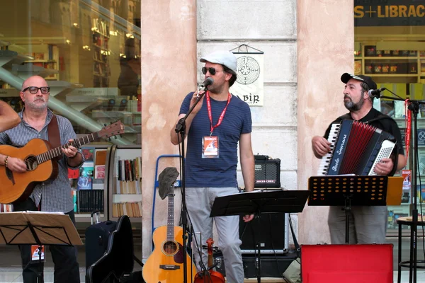 Sanatçılar sokakta gerçekleştirmek