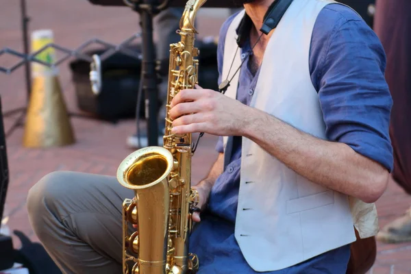 Gli artisti si esibiscono per strada. Festival dei Buskers — Foto Stock