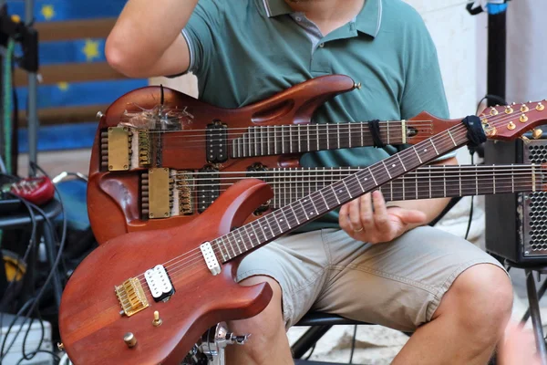 Gli artisti si esibiscono per strada. Festival dei Buskers — Foto Stock