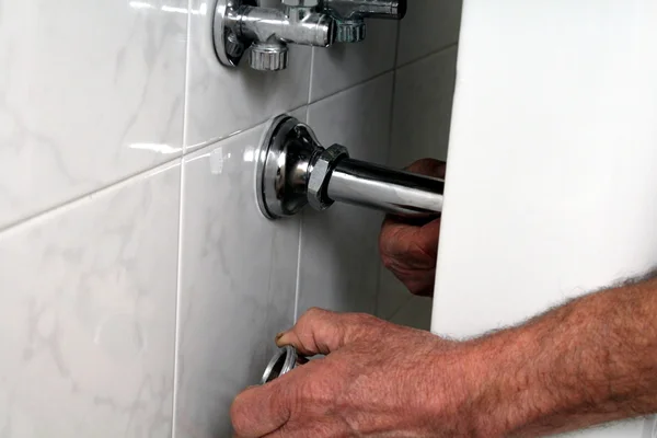 iş yerinde tesisatçı