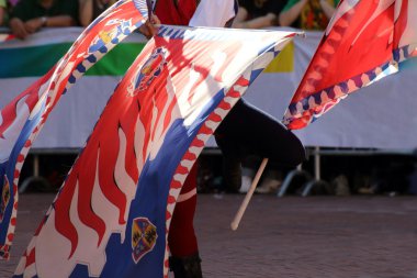 Palio, şehrin semtlerinden geçit ve bayrak Dançıları yarışmaları ile kutluyor