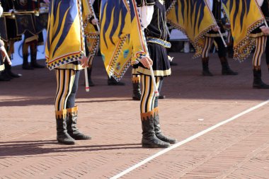 Palio, şehrin semtlerinden geçit ve bayrak Dançıları yarışmaları ile kutluyor