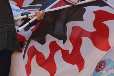 Palio, şehrin semtlerinden geçit ve bayrak Dançıları yarışmaları ile kutluyor