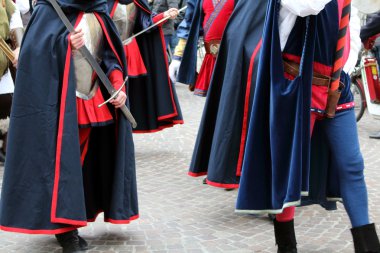 Palio, şehrin semtlerinden geçit ve bayrak Dançıları yarışmaları ile kutluyor
