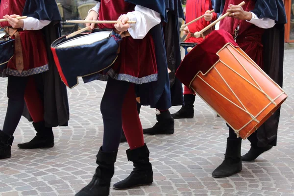 Palio, la ville célèbre avec les compétitions des battants du drapeau et le défilé des districts — Photo