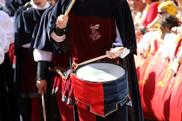 Palio, şehrin semtlerinden geçit ve bayrak Dançıları yarışmaları ile kutluyor