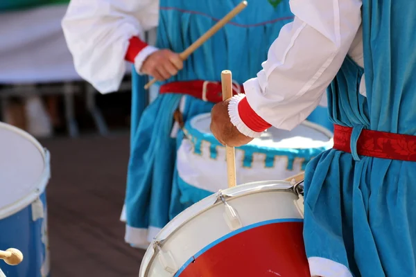 Palio, la ville célèbre avec les compétitions des battants du drapeau et le défilé des districts — Photo