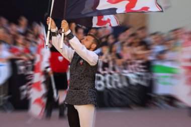 Bayrak Dançıları ve geçit töreni semtlerinden yarışmaları