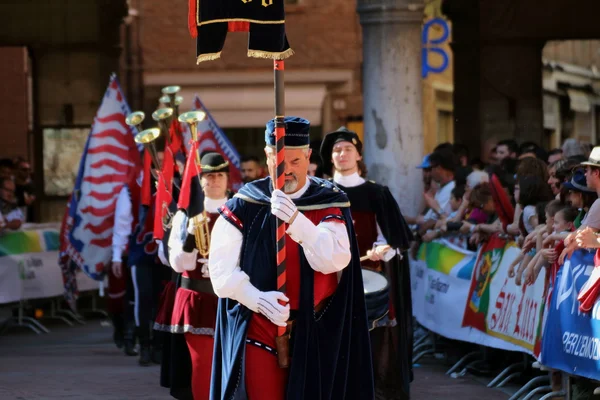 Compétitions des battants du drapeau et le défilé des districts — Photo