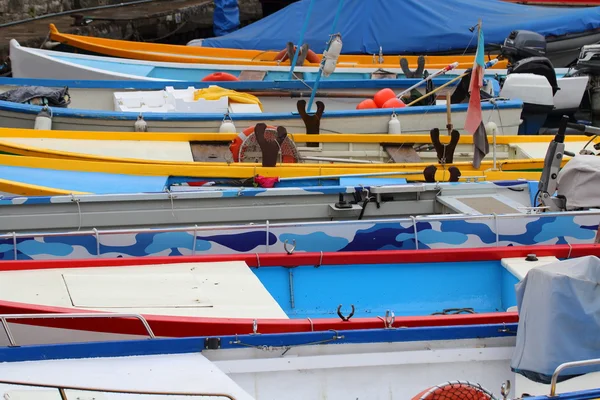 Barcos pequeños en el puerto — Foto de Stock