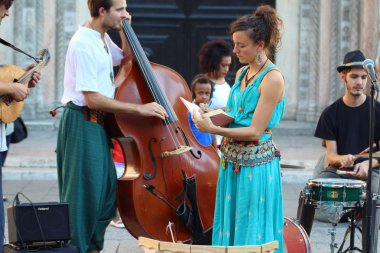 Sanatçılar sokakta gerçekleştirmek