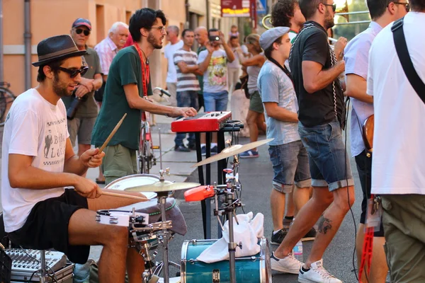 Artistas actúan en la calle — Foto de Stock