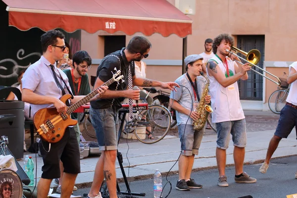 Sanatçılar sokakta gerçekleştirmek