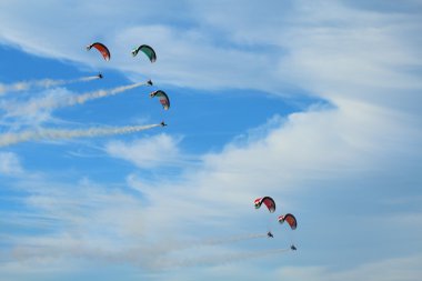 paraşütler muhteşem gerçekleştir olun