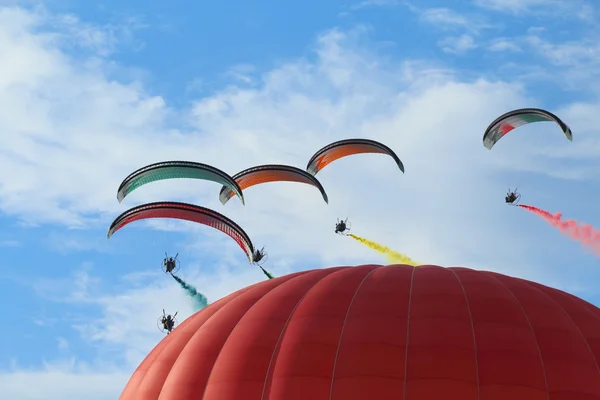 Hot air balloons and paragliders — Stock Photo, Image