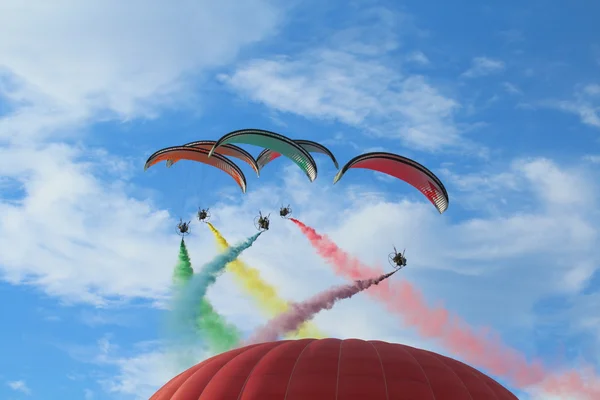 Balonów na ogrzane powietrze i paralotnie — Zdjęcie stockowe